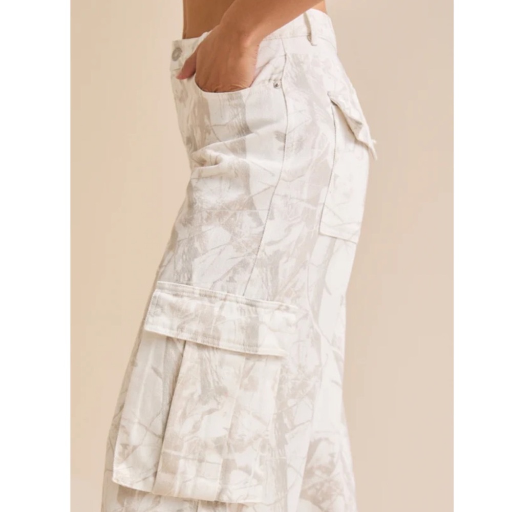 NEW! Altar'd State Cream Cargo Pants | Size M | NWT - Picture 2 of 5